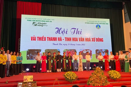 Các thành viên 3 đội tuyển tham dự hội thi “Vải thiều Thanh Hà - Tinh hoa văn hóa Xứ Đông”