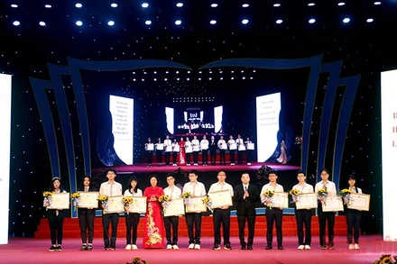 Lãnh đạo thành phố Hà Nội trao Bằng khen cho các học sinh có thành tích xuất sắc. (Ảnh: THẢO PHẠM)