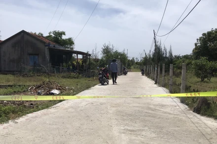 Lực lượng chức năng đang phong tỏa hiện trường, điều tra vụ án.