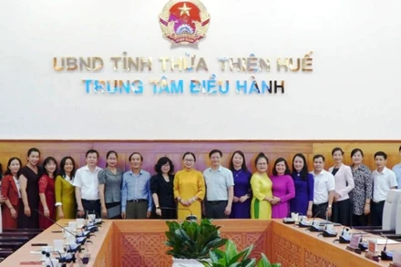 Lãnh đạo hai tỉnh Thừa Thiên Huế và Vĩnh Long chụp ảnh lưu niệm tại buổi làm việc. (Ảnh: UBND tỉnh Thừa Thiên Huế cung cấp)