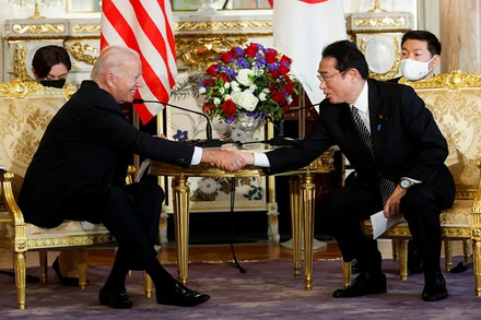 Thủ tướng Nhật Bản Kishida Fumio và Tổng thống Mỹ Joe Biden tại Tokyo, ngày 23/5. (Ảnh: Reuters)