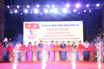 Cắt băng khánh thành Triển lãm. (Ảnh: NGUYỄN CHẮT)