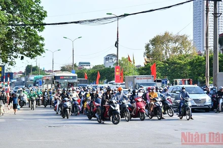 Tại một số bến xe, tình trạng ùn tắc cục bộ xảy ra khi lượng xe khách đổ về đông cùng một thời điểm.