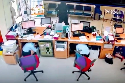 Hình ảnh tên cướp uy hiếp nhân viên ngân hàng định cướp tiền. (Ảnh cắt từ camera)