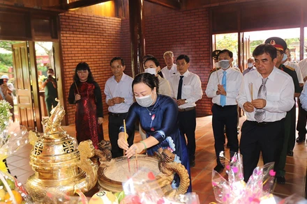 Các đại biểu thành kính dâng hương hoa.