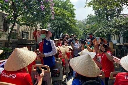 Đoàn vận động viên Thái Lan trải nghiệm du lịch thành phố bằng xe bus hai tầng.