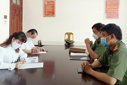 Công an làm việc với bà Thương và ông Truyền để làm rõ vụ việc. (Ảnh: Công an tỉnh Lâm Đồng cung cấp)