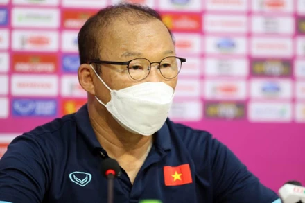 HLV Park Hang-seo trả lời báo giới trưa 31/5. (Ảnh: VFF)