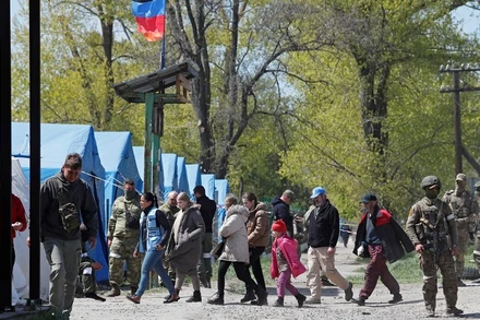 Người dân rời khu vực gần nhà máy thép Azovstal ở Mariupol đi cùng các nhân viên Liên hợp quốc tại 1 trung tâm lưu trú tạm thời ở làng Bezimenne thuộc Donetsk, Ukraine, ngày 1/5/2022. (Ảnh: Reuters)