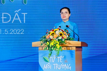 Chủ tịch Hội Liên hiệp Phụ nữ Việt Nam Hà Thị Nga phát biểu ý kiến.