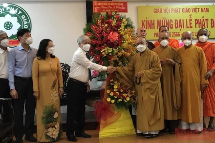 Đồng chí Đỗ Văn Chiến chúc mừng Hòa thượng Thích Thiện Pháp, các chức sắc cùng các tăng ni, phật tử.