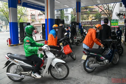 Từ 15 giờ chiều nay, xăng RON 95 tăng hơn 1.500 đồng/lít