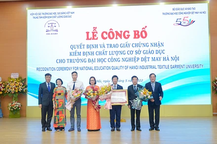 Đại diện cơ quan chức năng trao giấy chứng nhận kiểm định chất lượng cơ sở giáo dục cho HTU.