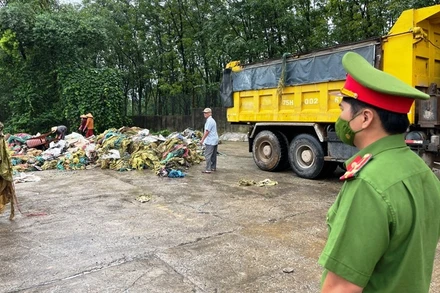 Lực lượng công an Thừa Thiên Huế kiểm tra tại hiện trường việc đổ chất thải trái quy định của Công ty TNHH một thành viên cao-su Huy Anh. (Ảnh: Công an cung cấp)