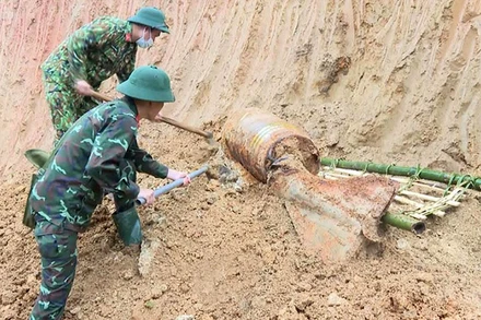 Công binh tỉnh Yên Bái tiếp cận xử lý bom tại xã Vũ Linh, huyện Yên Bình (Yên Bái).