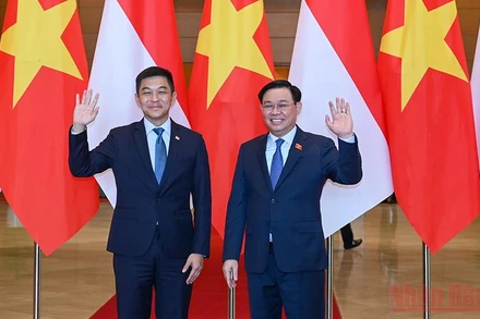 Chủ tịch Quốc hội Vương Đình Huệ và Chủ tịch Quốc hội Singapore Tan Chuan-Jin tại lễ đón.