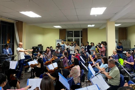 Các nghệ sĩ Nhà hát Nhạc Vũ Kịch Việt Nam đang tích cực tập luyện cho đêm công diễn tại Nhà hát Lớn Hà Nội. (Ảnh: Yến Nhi)