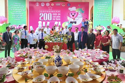 Đại biểu xem trình bày 200 món ăn từ sen.