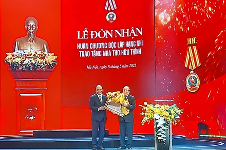 Chủ tịch nước Nguyễn Xuân Phúc trao Huân chương Độc lập hạng Nhì tặng nhà thơ Hữu Thỉnh.