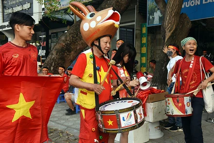 Cổ động viên tiếp lửa các cầu thủ U23 Việt Nam. (Ảnh TRẦN HẢI)