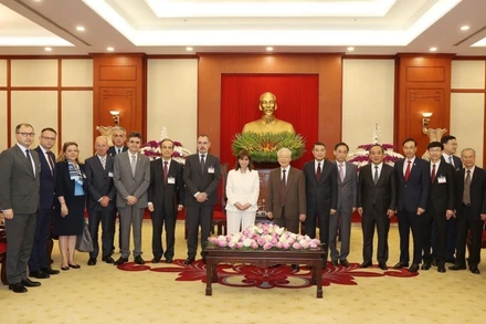  Tổng Bí thư Nguyễn Phú Trọng và Tổng thống Hy Lạp Katerina Sakellaropoulou chụp ảnh cùng các đại biểu. (Ảnh: Trí Dũng/TTXVN)