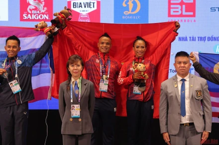 Hai lực sĩ Trần Hoàng Duy Thuận và Bùi Thị Thoa xuất sắc giành tấm Huy chương Vàng quý giá. (Ảnh: SƠN BÁCH)