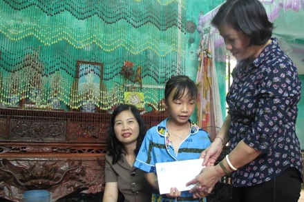 Cháu Bùi Thị Tú Hạnh (9 tuổi) được hỗ trợ kinh phí từ mô hình “Mẹ đỡ đầu”. (Ảnh: Hội Liên hiệp Phụ nữ thành phố Thái Bình cung cấp)