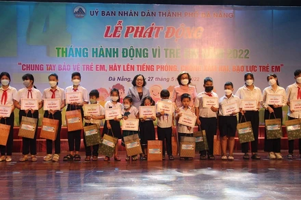 Trao quà, học bổng cho trẻ em nghèo, vượt khó.