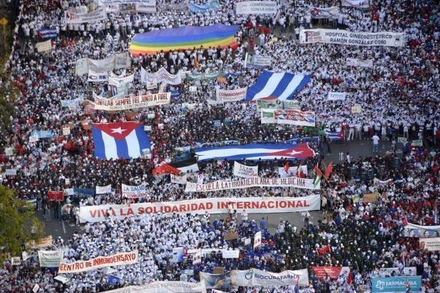 Tuần hành kỷ niệm Ngày Quốc tế Lao động ở thủ đô La Habana, Cuba. (Ảnh: Granma)