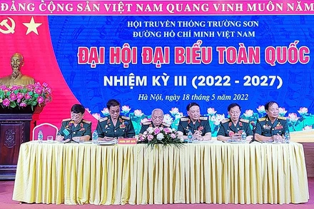 Các đồng chí trong đoàn Chủ tịch điều hành Đại hội. 