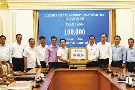 Saigon Co.op trao tặng 100.000 khẩu trang y tế cho tuyến đầu chống dịch tại UBND TP.HCM. (Ảnh: Saigon Co.op)
