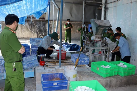 Lãnh đạo Cơ quan Cảnh sát điều tra Công an thành phố Biên Hòa có mặt bên trong Xí nghiệp Đèn ống để chỉ đạo công tác điều tra.