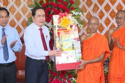 Phó Chủ tịch Thường trực Quốc hội Trần Thanh Mẫn tặng quà Ban trị sự Giáo hội Phật giáo Việt Nam thành phố Cần Thơ. Ảnh: THANH TÂM