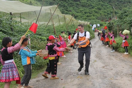 Trên chặng đường, các vận động viên đón nhận được sự động viên của đồng bào.