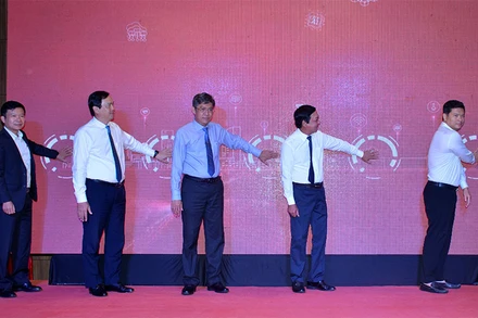 Đại diện lãnh đạo Tổng cục Du lịch Việt Nam cùng lãnh đạo UBND tỉnh Bình Thuận, ngành du lịch và Hiệp hội du lịch tỉnh bấm nút công bố Sàn Thương mại du lịch Bình Thuận.