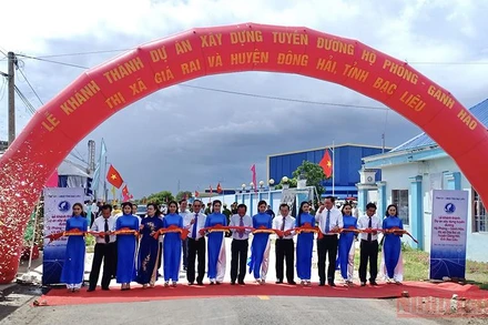 Cắt băng khánh thành tuyến đường Hộ phòng–Gành Hào (Bạc Liêu).