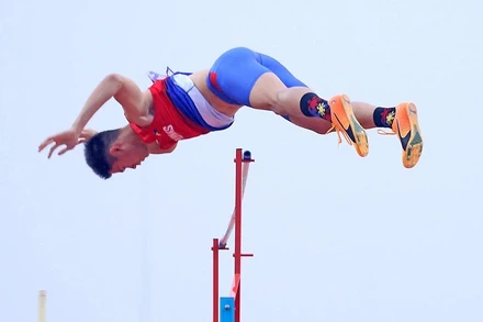 Vận động viên Ernest John Obiena thi đấu nội dung nhảy sào tại SEA Games 31. (Ảnh: INQUIRER.NET) 