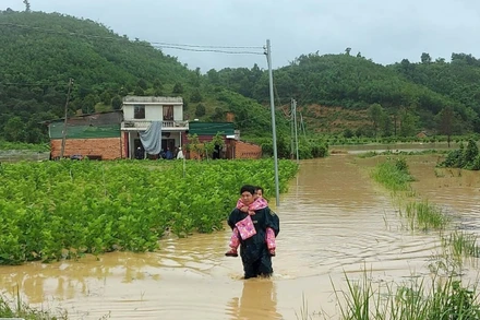 Các lực lượng chức năng xã Mỹ Đức kịp thời có mặt di tản người dân đến nơi an toàn.