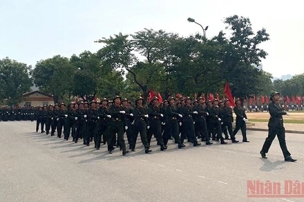 Các học viên tham gia khóa huấn luyện thực hiện duyệt đội ngũ.
