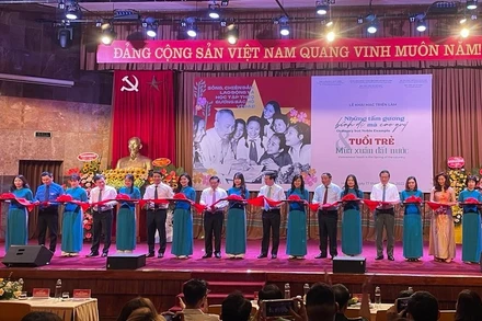 Đồng chí Võ Văn Thưởng và các đại biểu cắt băng khai mạc triển lãm.