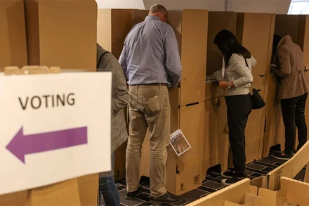 Cử tri bỏ phiếu tại trung tâm bỏ phiếu sớm của AEC ở Sydney, Australia, ngày 17/5. (Ảnh: Reuters)