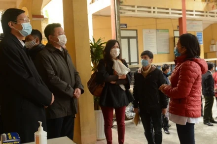 Lực lượng chức năng kiểm tra công tác phòng, chống dịch tại huyện Thường Tín. 