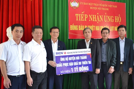 BIDV trao một tỷ đồng giúp huyện Núi Thành khắc phục thiệt hại bão lũ. 