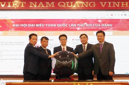Phó Thủ tướng Vũ Đức Đam và Tổng Giám đốc TTXVN Nguyễn Đức Lợi cùng các đại biểu thực hiện nghi thức khai trương Trang thông tin Đại hội đại biểu toàn quốc lần thứ XIII của Đảng.
