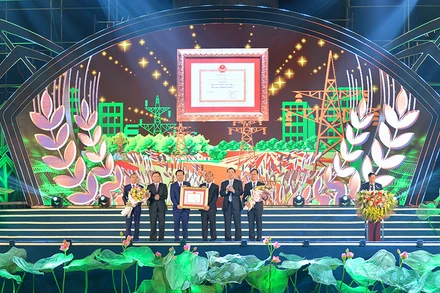 Trao Quyết định của Thủ tướng Chính phủ công nhận huyện Yên Thành đạt chuẩn NTM. Ảnh: THÀNH CƯỜNG