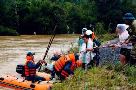 Thi thể hai du khách bị lũ cuốn đều được tìm thấy tại khu vực cầu treo bị lũ cuốn sập.