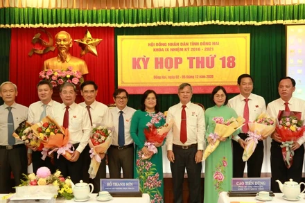 Lãnh đạo Tỉnh ủy, HĐND tỉnh Đồng Nai tặng hoa các đồng chí trúng cử và đại biểu được miễn nhiệm.