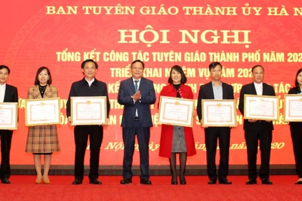 Lãnh đạo Thành ủy Hà Nội tặng bằng khen cho các tập thể có thành tích xuất sắc trong công tác tuyên giáo năm 2020.
