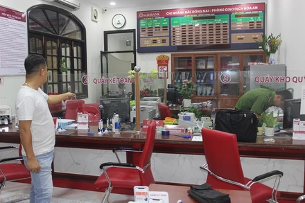 Lực lượng công an khám nghiệm hiện trường.