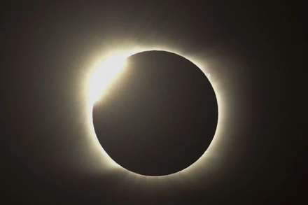 Hiệu ứng "chiếc nhẫn kim cương" được nhìn thấy trong nhật thực toàn phần ở Piedra del Aquila, tỉnh Neuquen, Argentina vào ngày 14-12. Ảnh: Ronaldo Schemidt / Getty Images.